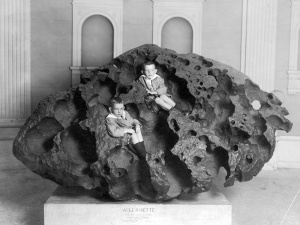 Willamette_Meteorite,_AMNH,_New_York_Times,_1911